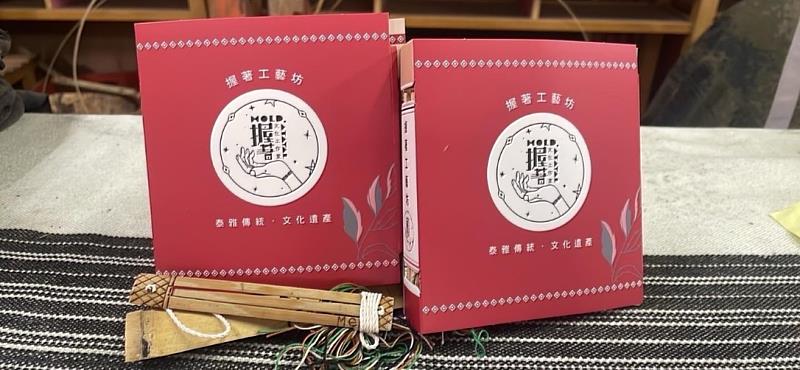 民眾一手一手刨平竹片製作泰雅族傳統樂器「口簧琴」