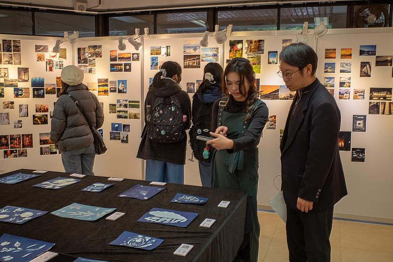 文創系學會劉家彤副會長為李明安副校長講解藍晒圖技法及作品特色