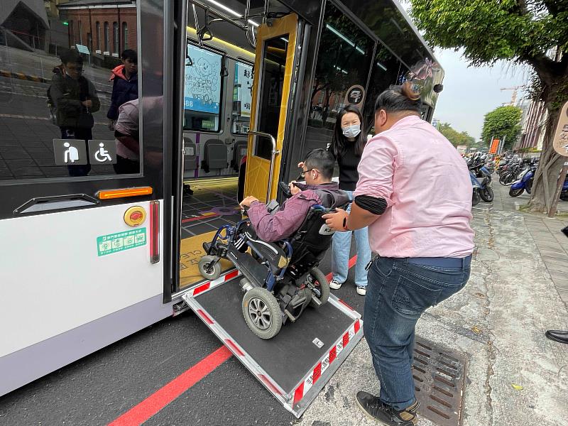 府城客運駕駛員協助學生使用無障礙低地板公車之服務