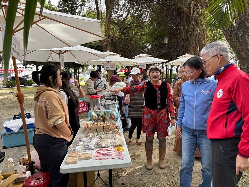 南華大學攜手雲林縣政府，舉辦「糖神在雲林」慢食地球市集，在地小農熱情參與，展示雲林特色農產品，並以實踐慢食理念為核心，深受歡迎。