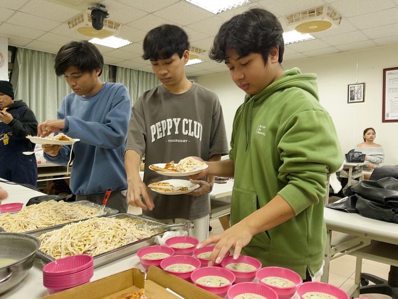 菲律賓籍學生們親自準備家鄉傳統美食