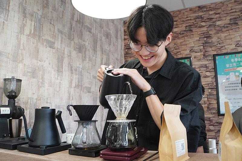 大葉大學企管系市集除了銅板價二手商品,還有手沖咖啡等餐點