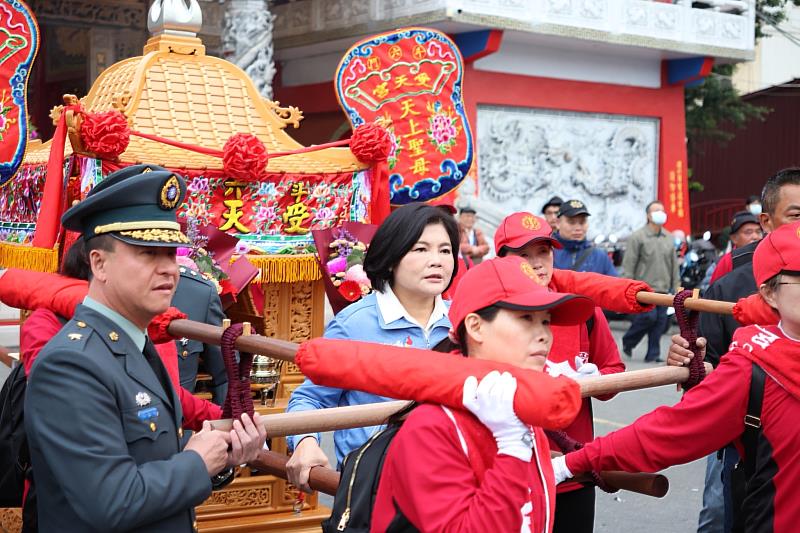 縣長張麗善扶轎，恭請受天宮媽祖起駕遶境