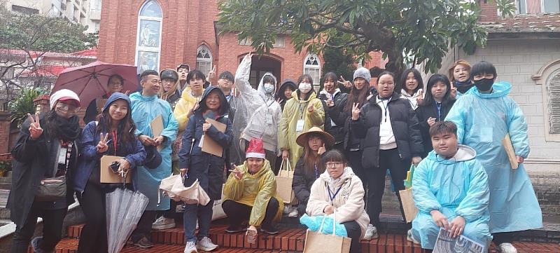 活動以walking tour圍繞著淡水區的歷史文化景點,參賽隊伍於淡水禮拜堂前合影。
