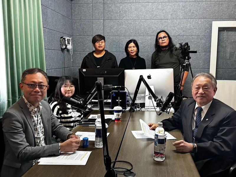 正修科大校長龔瑞璋接受「南方聲活」Podcast電台主持人杜韋專訪。