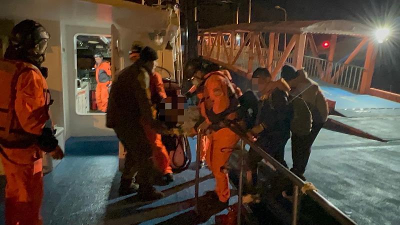 海巡同仁協助北竿鄉民眾執行緊急醫療後送任務，為鄉親的生命安全保駕護航。