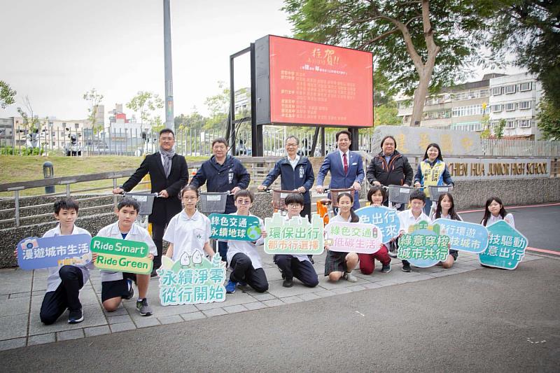 邱臣遠代理市長與學生們合影。