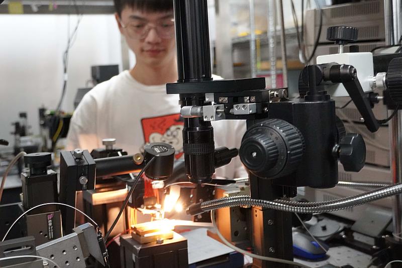 臺科大學生使用矽光子晶片展示光達系統中的光束轉向功能,未來可應用在提高機器人或車輛導航及避障的運算效率。