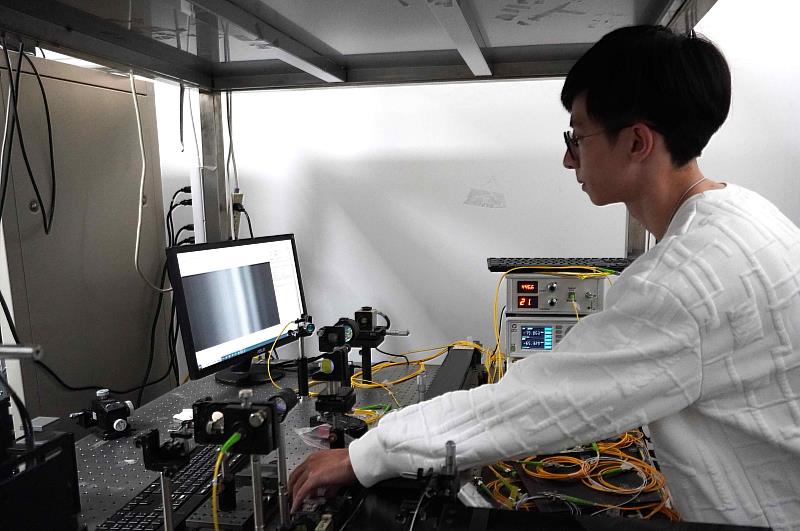 臺科大學生操作光纖型光學同調斷層掃描系統檢查晶片上的缺陷,如:凹痕、微裂縫、空隙等。