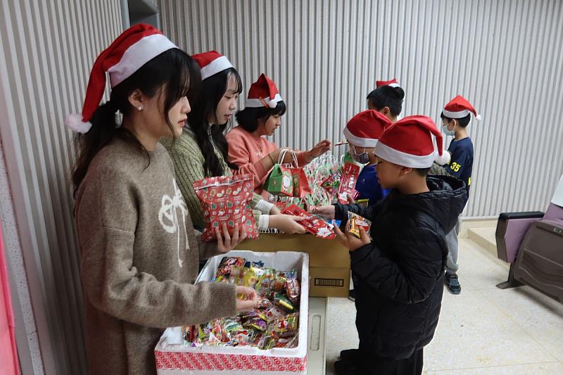 南大聯電課輔中心舉辦「聖誕有品、感恩有禮」活動傳遞著愛與感恩的力量