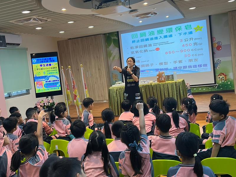 洪伶慈, a lecturer from the 楓樹社區環保小學堂, introduced students to the process of recycling used cooking oil into soap.