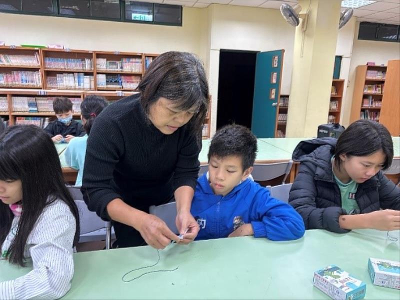 Cloud Handicraft founder, Ms. Chen Chin-Yun, explains to the children how to create eco-friendly keychains.