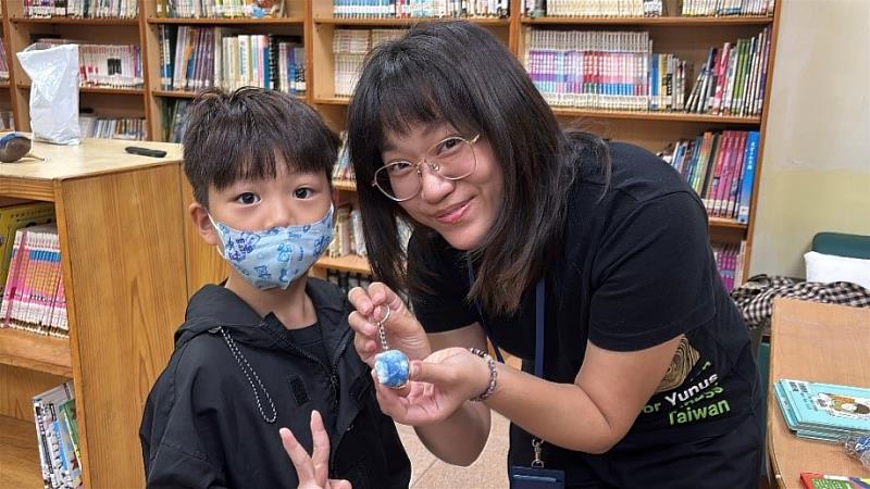 Students from Chongqing Elementary School apply the concept of circular recycling to craft eco-friendly keychains.