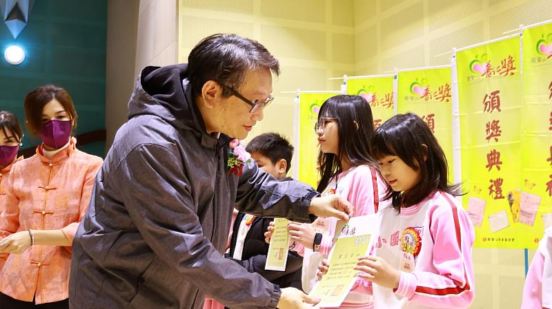 圖說2. 新北市戴春成督學到場祝福並頒獎給普仁小太陽。(圖片提供/靈鷲山佛教教團)