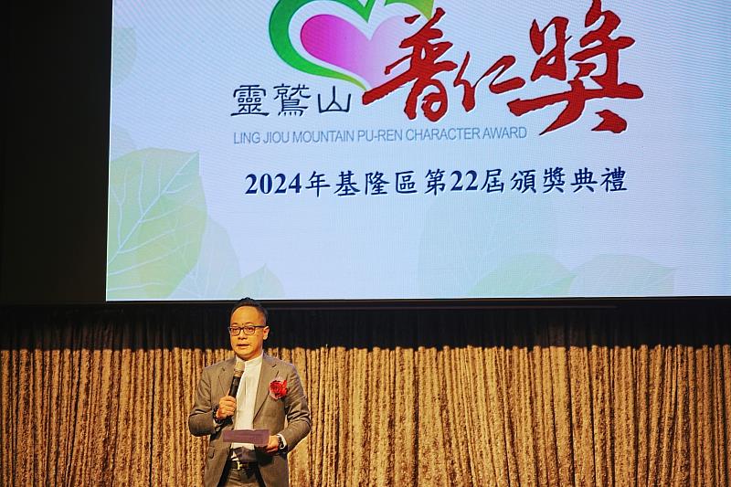 3、	基隆市議會議長童子瑋到場鼓勵小太陽，希望每年都能來參加典禮，陪伴孩子們長大。（靈鷲山佛教教團提供）