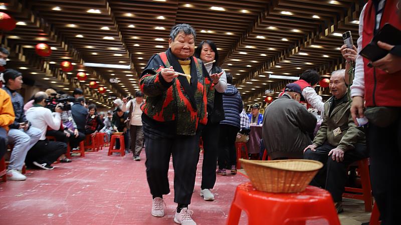 聯誼活動安排趣味競賽，長者們在遊戲中五感並用，鍛鍊肢體的協調能力。（靈鷲山佛教教團提供）