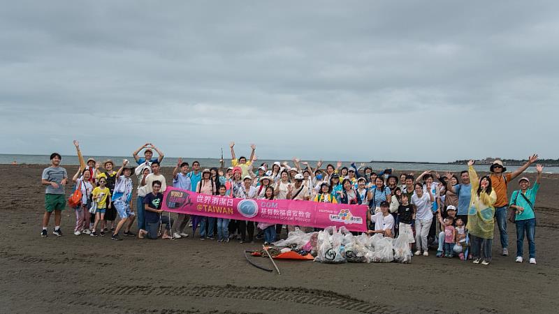 2024年教會志工團隊前往新北市八里區的挖子尾海灘淨灘