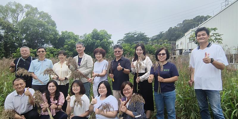 李采慧總經理(左三)與徐子富老師(左四)陪同農業部與農改場官員參觀日正南崗廠油芒復育基地