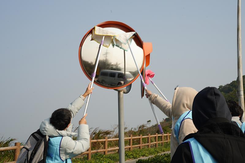 學生們期望透過擦拭北竿路口的反光鏡提升用路人安全