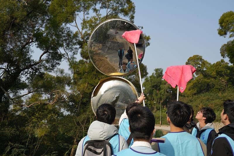 海大學生組成的志工團一一擦拭北竿島的反光鏡