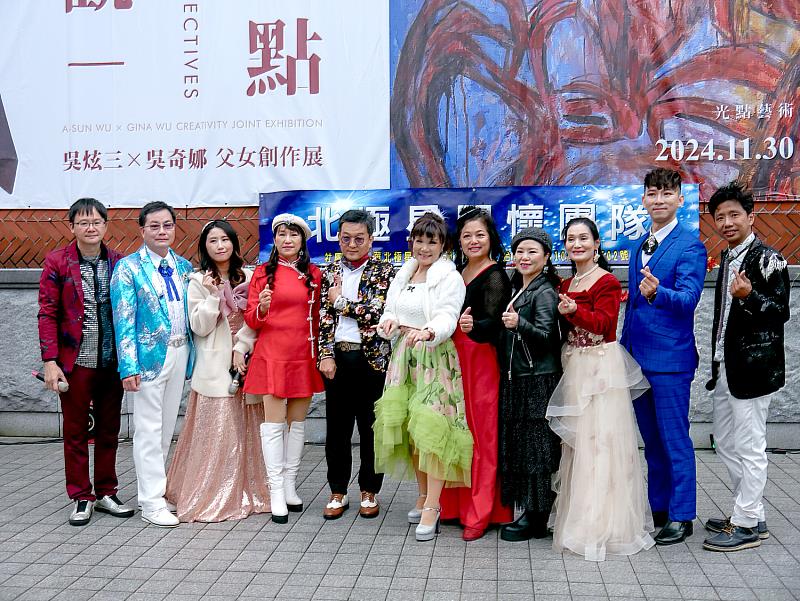 北極星關懷團隊 表演者大合照,壓軸的全員大合唱《月亮代表我的心》,熟悉的旋律和真摯的情感不僅觸動了每一位觀眾的心,也在新年前夕為大家帶來無限的感動與美好回憶。