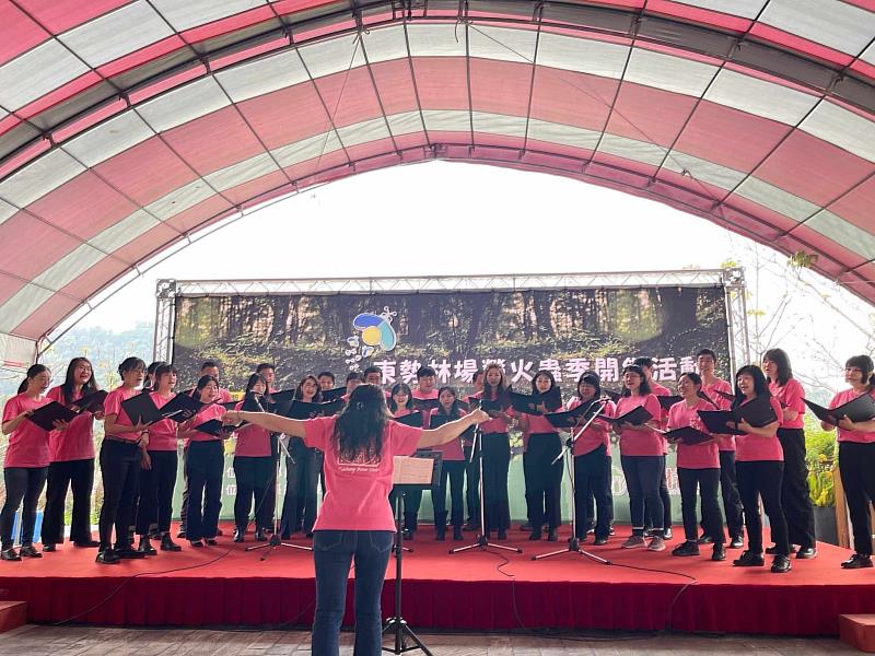 台中市藝術家合唱團委託創作曲回娘家系列活動，於東勢林場螢火蟲開幕季演唱夢想飛-東勢林場等曲目