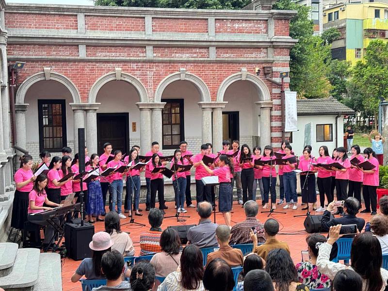 台中藝術家合唱團於古蹟一德洋樓發表台中地景委託創作曲，吸引上百位聽眾聆賞，團員對能在古蹟獻唱亦感意義非凡。