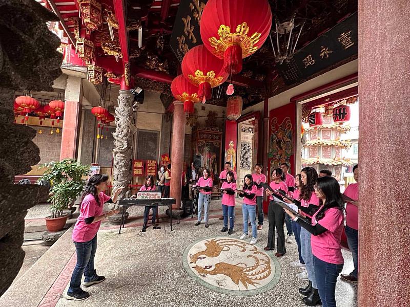 台中市藝術家合唱團委託創作曲回娘家系列活動，於梧棲朝元宮獻唱海港媽祖-記梧棲朝元宮曲目