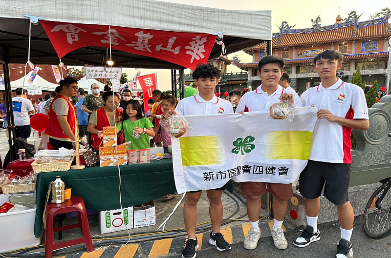 圖說：休閒一忠同學們製作麵包提供給華山基金會新市站義賣。(圖/中信科大提供)