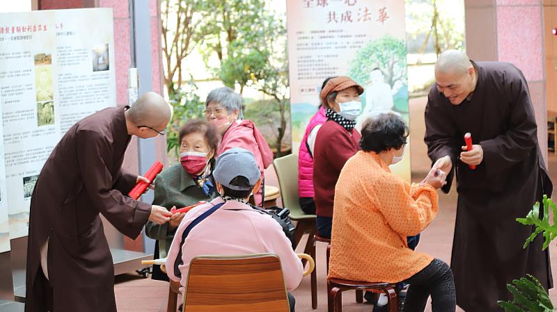 Ling Jiou Mountain Monastics distributing calligraphic couplets f to the waiting crowd.（Photos Courtesy of LJM）