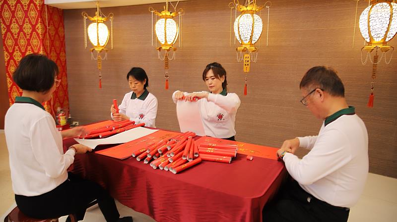 LJM volunteers perform their good deeds by gift-packing New Year couplets bearing Grand Master Hsin Tao's calligraphy.（Photos Courtesy of LJM）