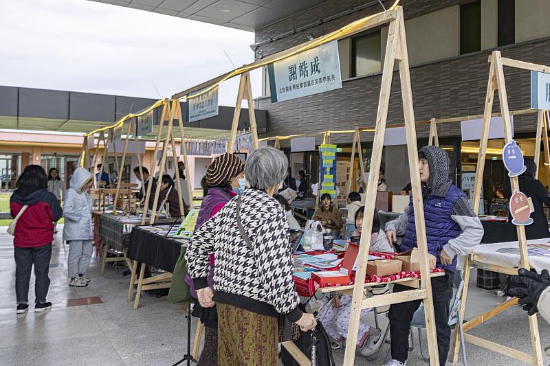 現場藝師藝團展示113年度教學成果，參觀民眾踴躍。