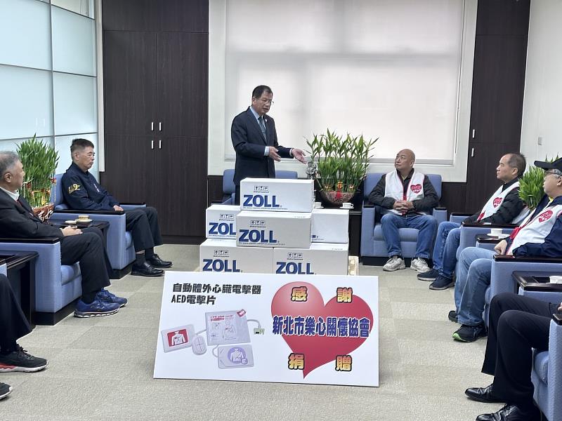 新北市樂心關懷協會捐贈新北市政府消防局100組AED回饋型成人電擊貼片