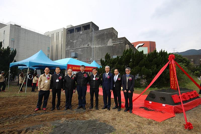 台電今(31)日舉行核二廠用過核燃料室外乾式貯存開工動土典禮。(圖左起為台電核二廠廠長曾文煌、台電核能後端營運處處長廖英辰、台電核能發電處處長林志保、台電董事長曾文生、台電副總經理許永輝、中鼎公司董事長楊宗興、俊鼎公司董事長譚雲鵬、萬鼎公司總經理賴慶和。