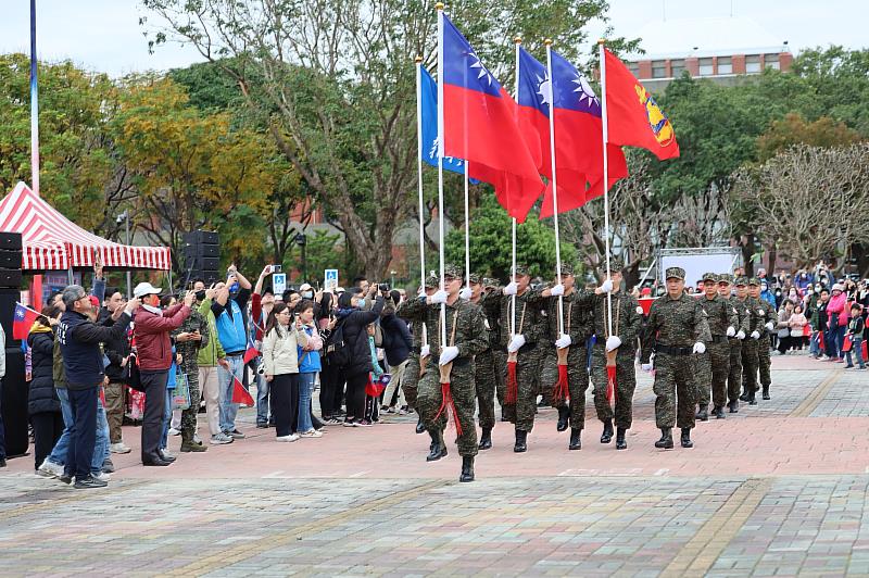 新竹縣海軍陸戰隊退伍軍人協會擔任舉旗手，迎接國旗進場