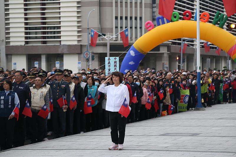 黃敏惠市長與市民朋友一起升旗