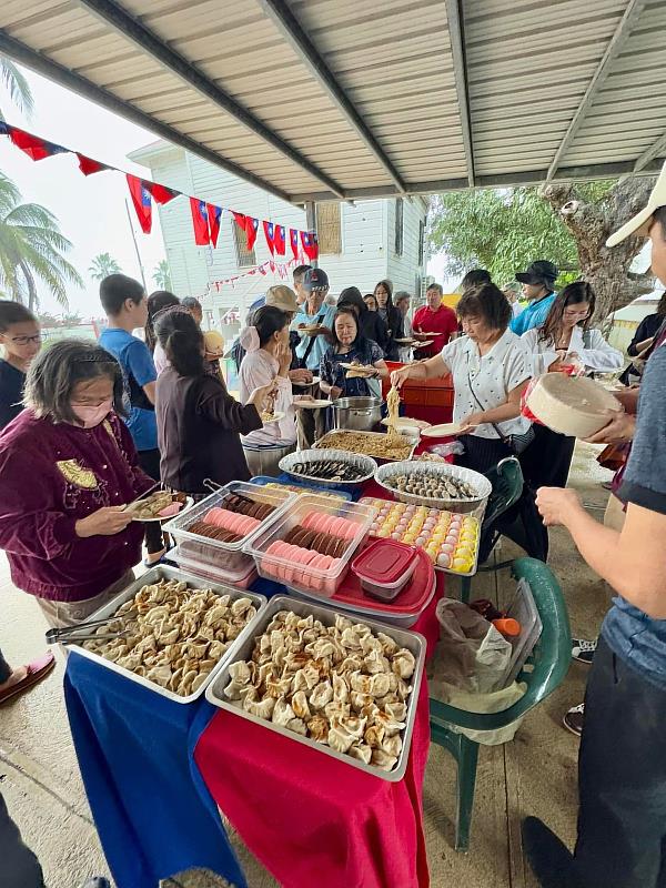 僑胞鄉親與當地友人一同享用台灣味美食