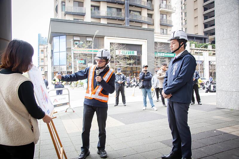 代理市長邱臣遠聽取工務處副處長廖仁壽簡報