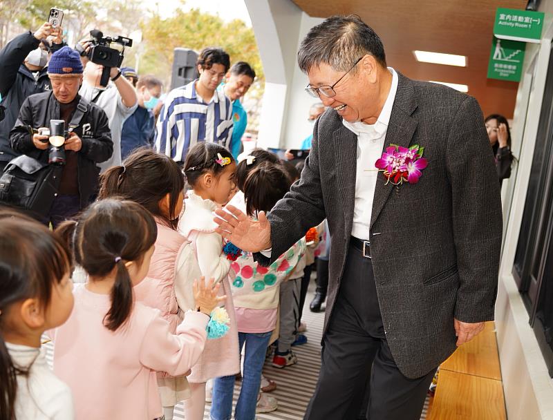 博愛非營利幼兒園今落成，楊縣長開心與幼兒擊掌