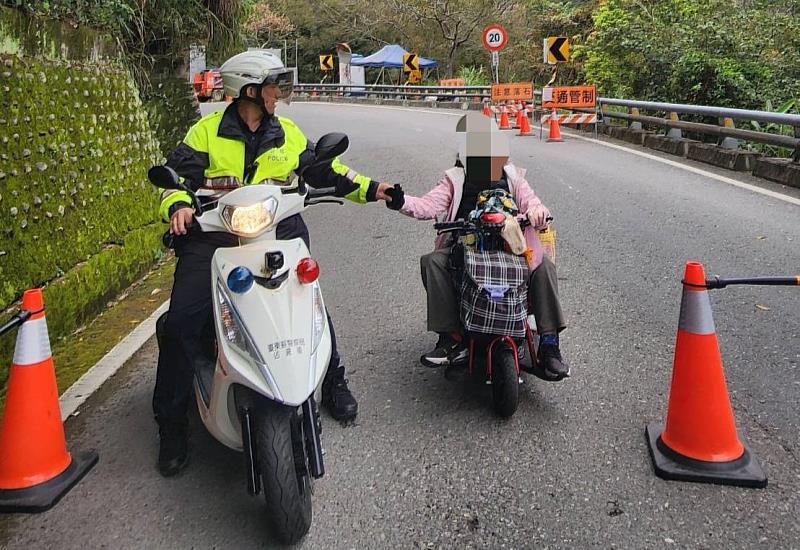 阿嬤騎乘電動醫療代步車勇闖南橫圓夢 霧鹿警所長引導通過管制路段維護行車安全