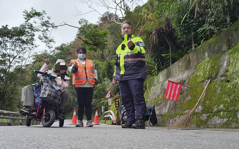 阿嬤騎乘電動醫療代步車勇闖南橫圓夢 霧鹿警所長引導通過管制路段維護行車安全