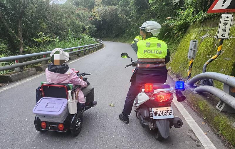 阿嬤騎乘電動醫療代步車勇闖南橫圓夢 霧鹿警所長引導通過管制路段維護行車安全