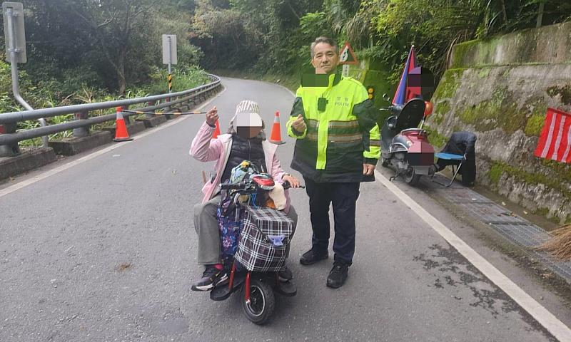 阿嬤騎乘電動醫療代步車勇闖南橫圓夢 霧鹿警所長引導通過管制路段維護行車安全