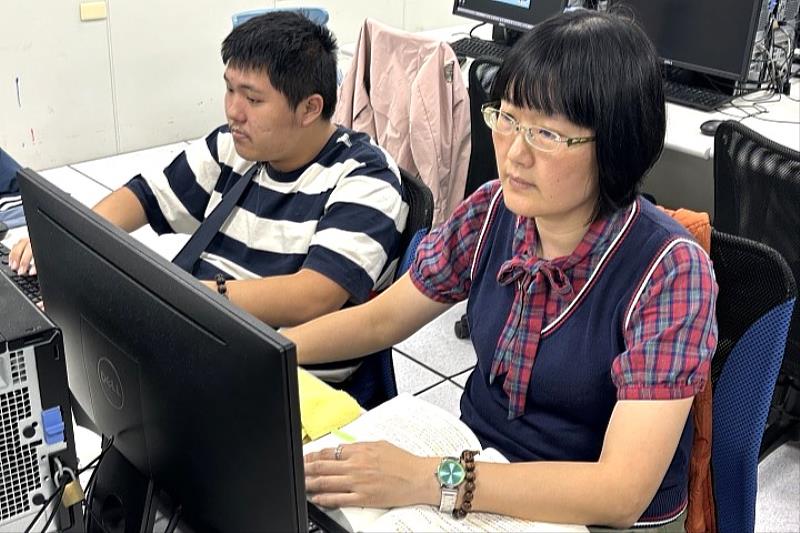 圖/媽媽每週兩次北上新竹,成為林宇威的伴讀,用愛陪伴孩子走學習的每一哩路。