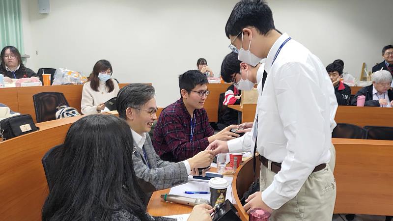 大同高中資訊科學生為評審和聽眾們展示提升照顧品質的研發產品，深受好評。