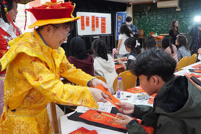 大葉大學國際語言中心陳俊福副主任(左)發紅包祝福學生