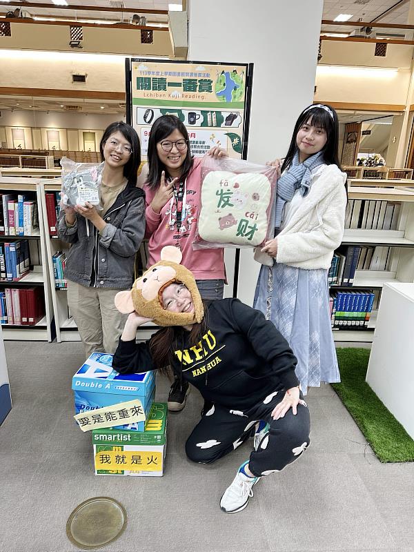 南華大學舉辦「閱讀一番賞」書箱借閱活動，學生參與踴躍，歡喜抽中小禮物。