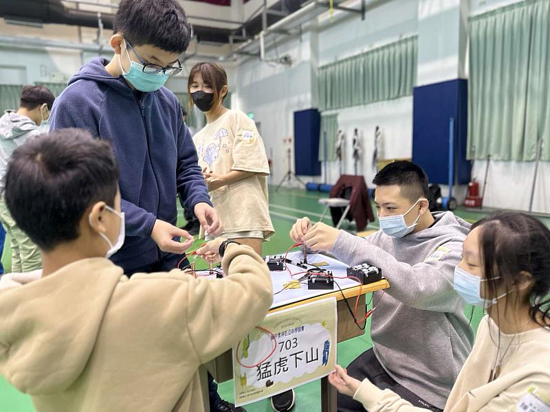 「天梯、空中走廊」、「垂降高手」、「液壓舉重」、「串串連心」四項目活動照片