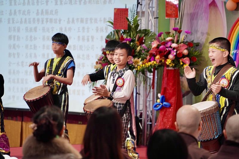 頒獎典禮由精忠國小非洲鼓隊及弦樂團，帶來勁道十足的精彩演出，傳播熱力與希望。（靈鷲山佛教教團提供）