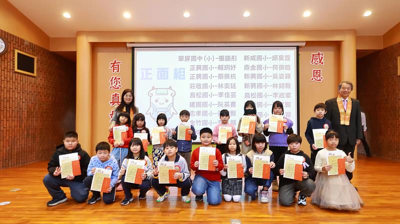 圖說3. 貴賓肯定小太陽逆流而上精神,與小太陽合影。(圖片提供/靈鷲山佛教教團)